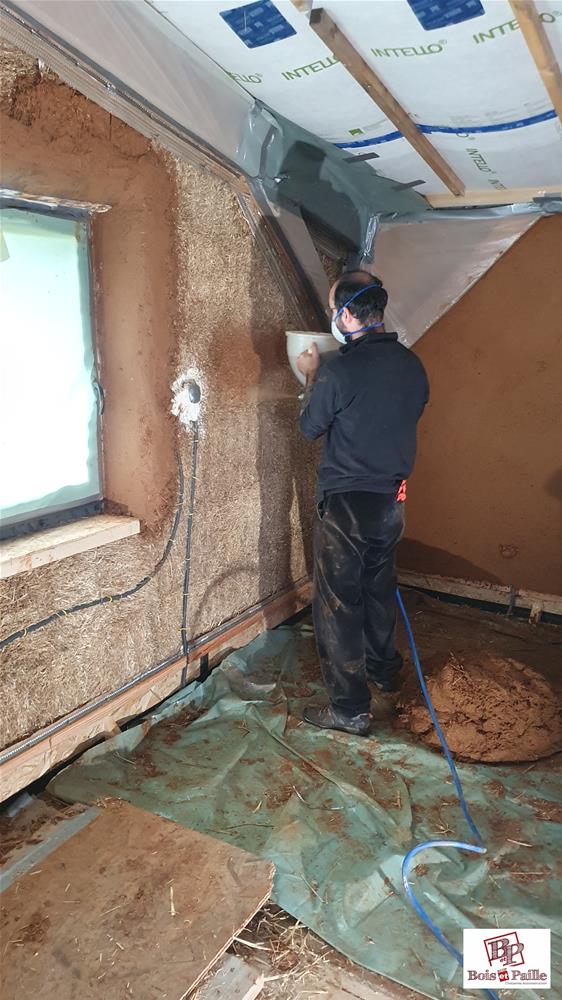 Enduit terre dans une maison paille à Pompaire (79)